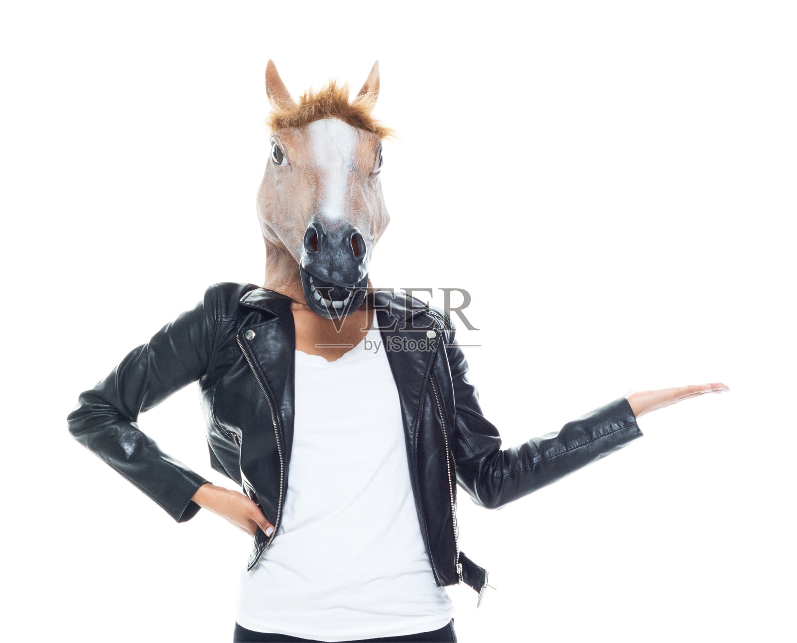 漂亮的女人穿着皮夹克，戴着一个马头照片摄影图片