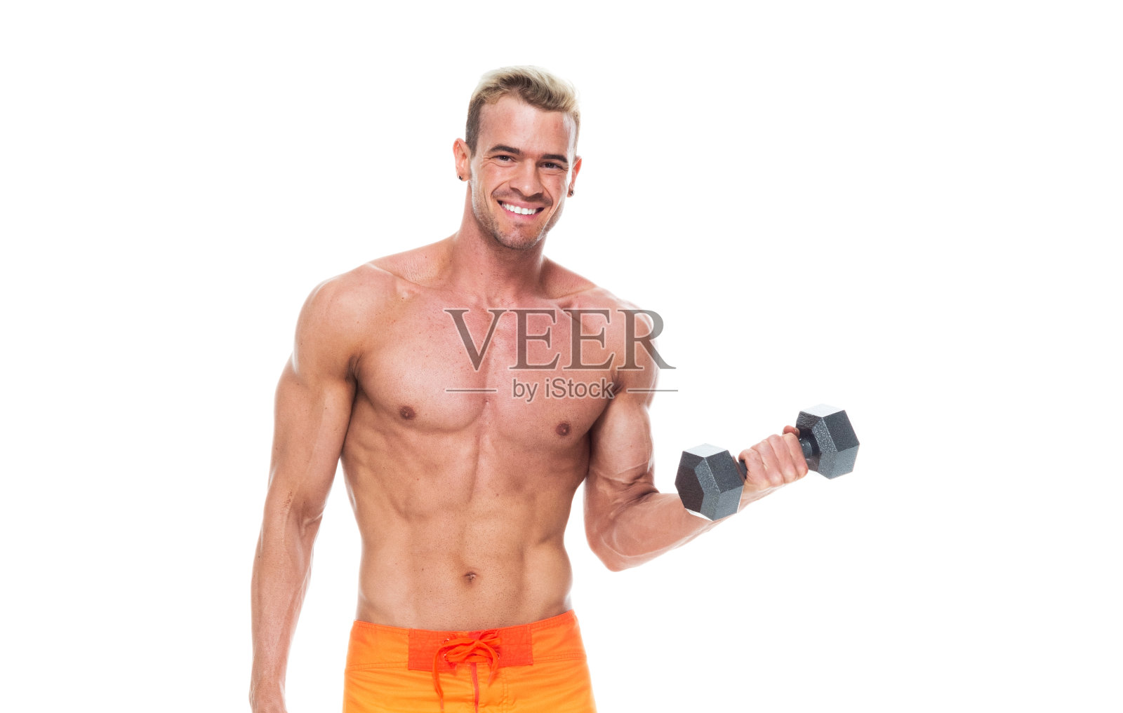 有吸引力的肌肉男人谁是赤膊和穿着冲浪短裤，是在锻炼照片摄影图片