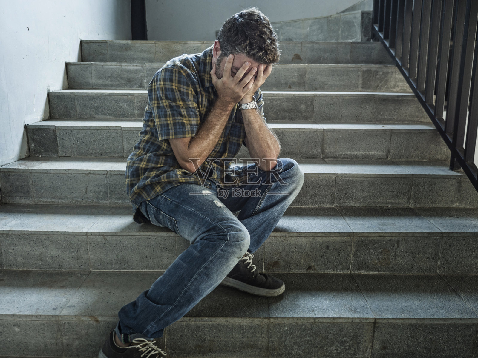 沮丧男子独自坐在户外楼梯上的生活写照照片摄影图片