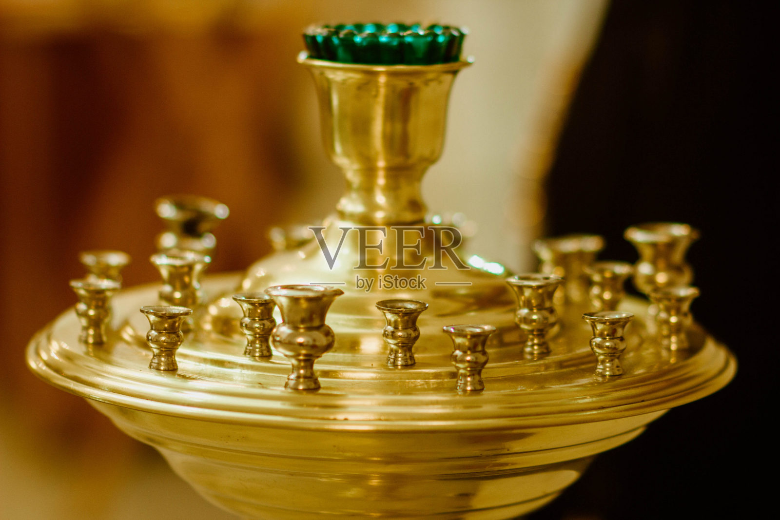 教堂里的金色烛台照片摄影图片