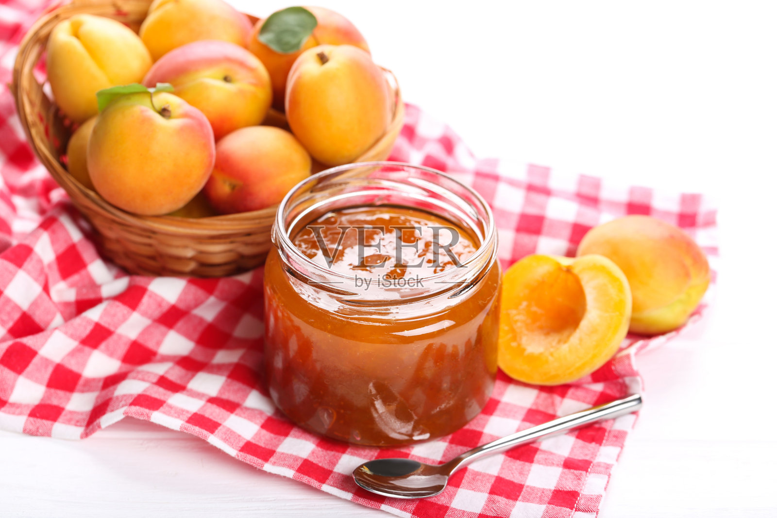 坛子里有果酱，白底上有杏子照片摄影图片