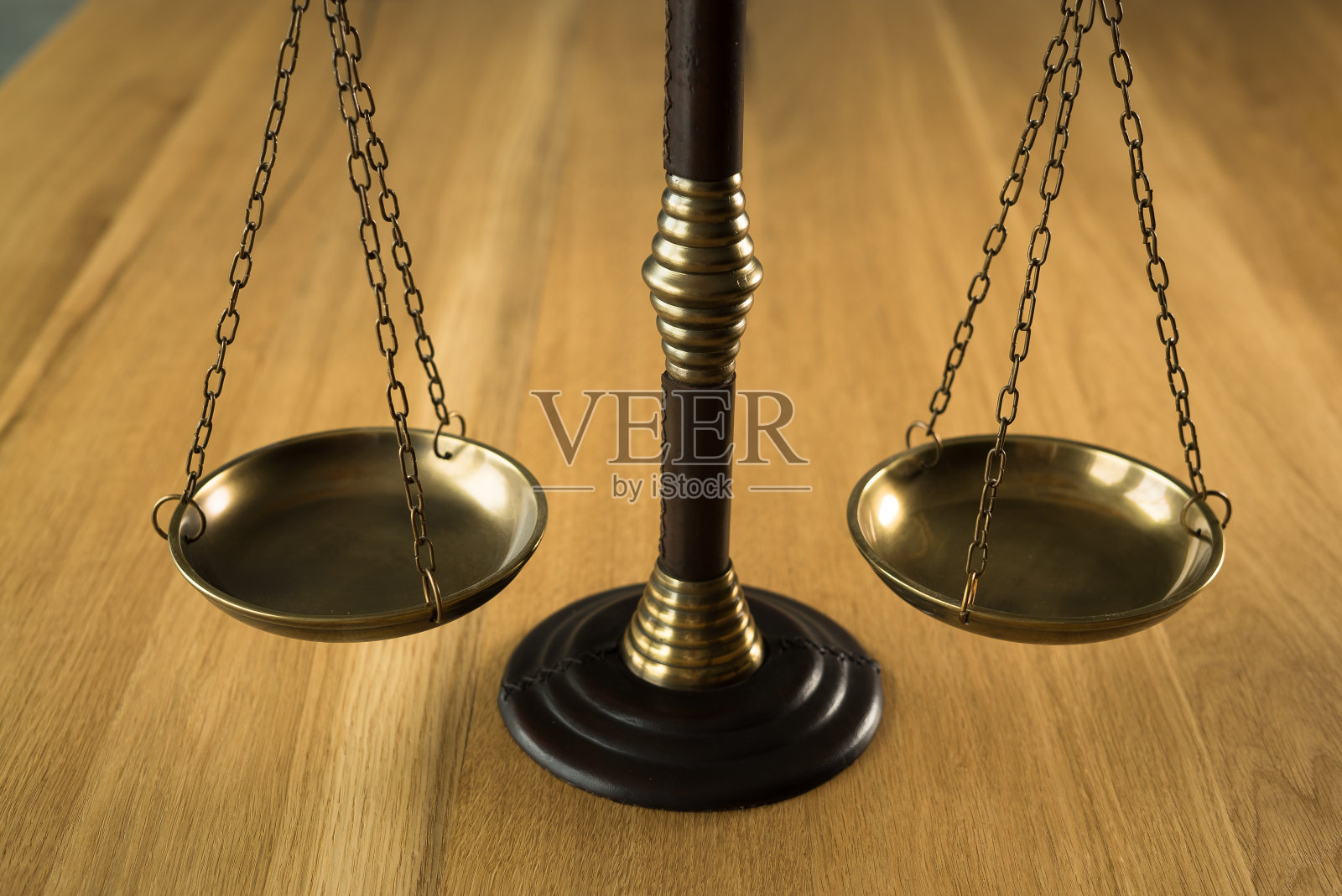 法律与正义概念形象，灰石背景照片摄影图片