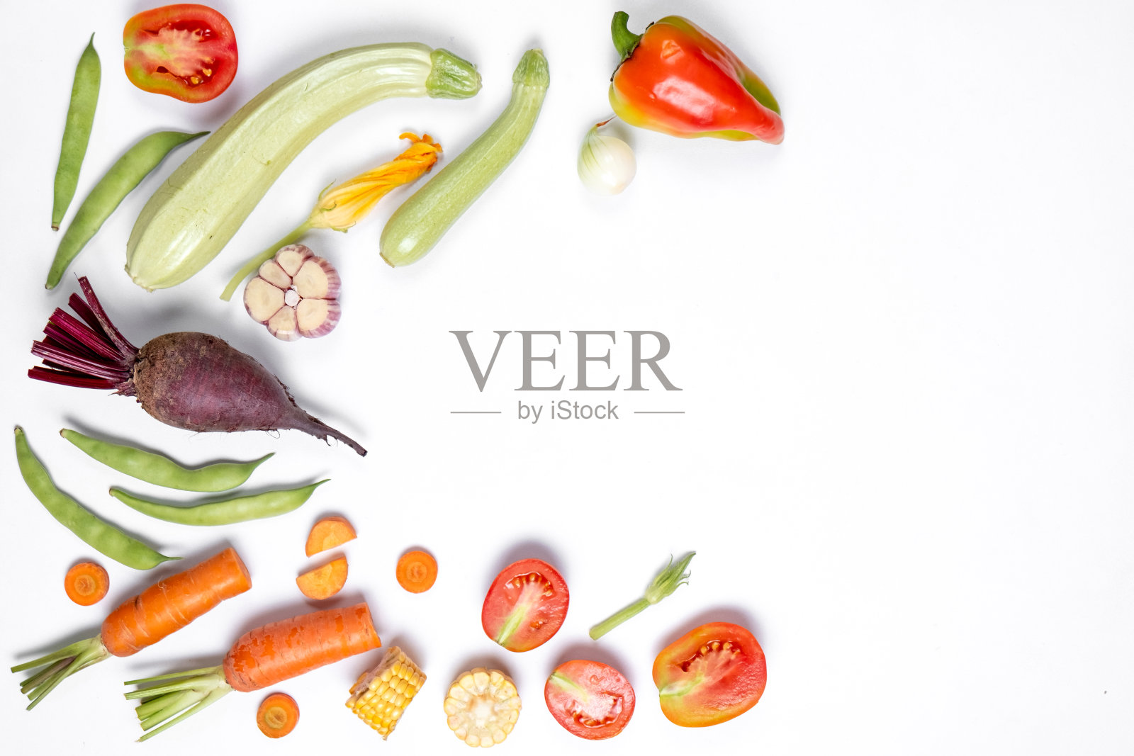 图案由扁豆、番茄、辣椒、玉米、洋葱、红甜菜、胡萝卜、西葫芦等组成，白色背景。平铺，俯视图，拷贝空间。健康饮食的概念。照片摄影图片