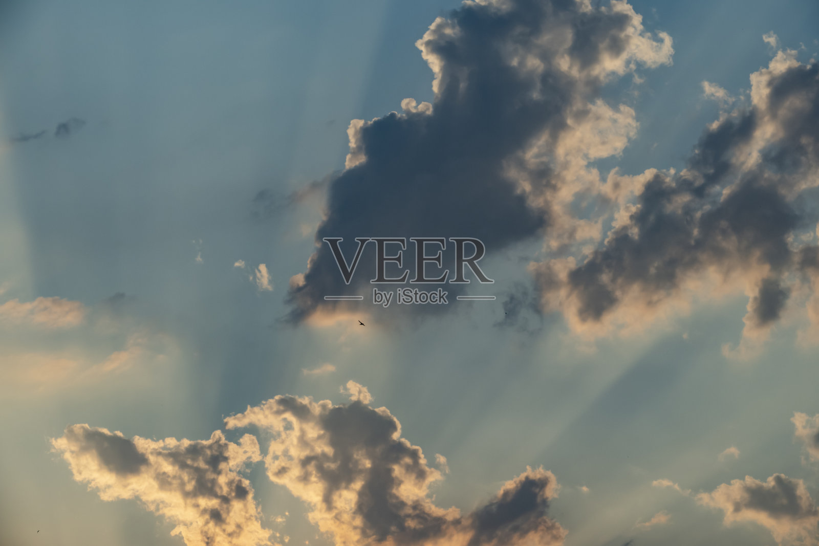 天空中有神秘的云朵照片摄影图片