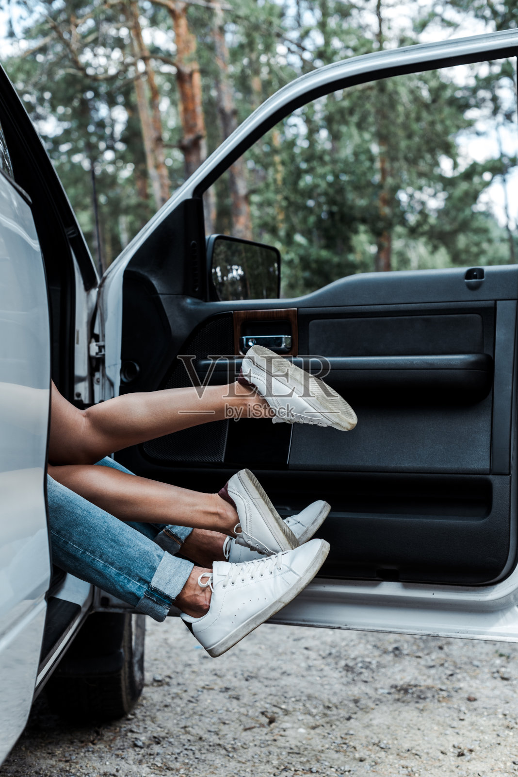 年轻男子和女孩在现代汽车在树林里亲热的不合观点照片摄影图片