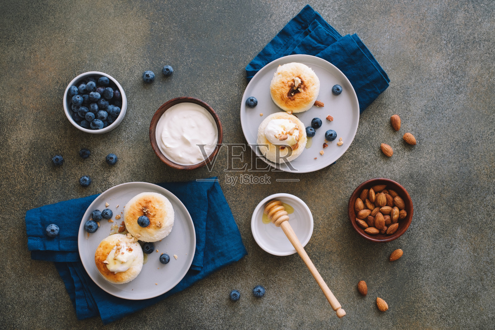 白软干酪煎饼或酸奶油和蓝莓樱桃照片摄影图片