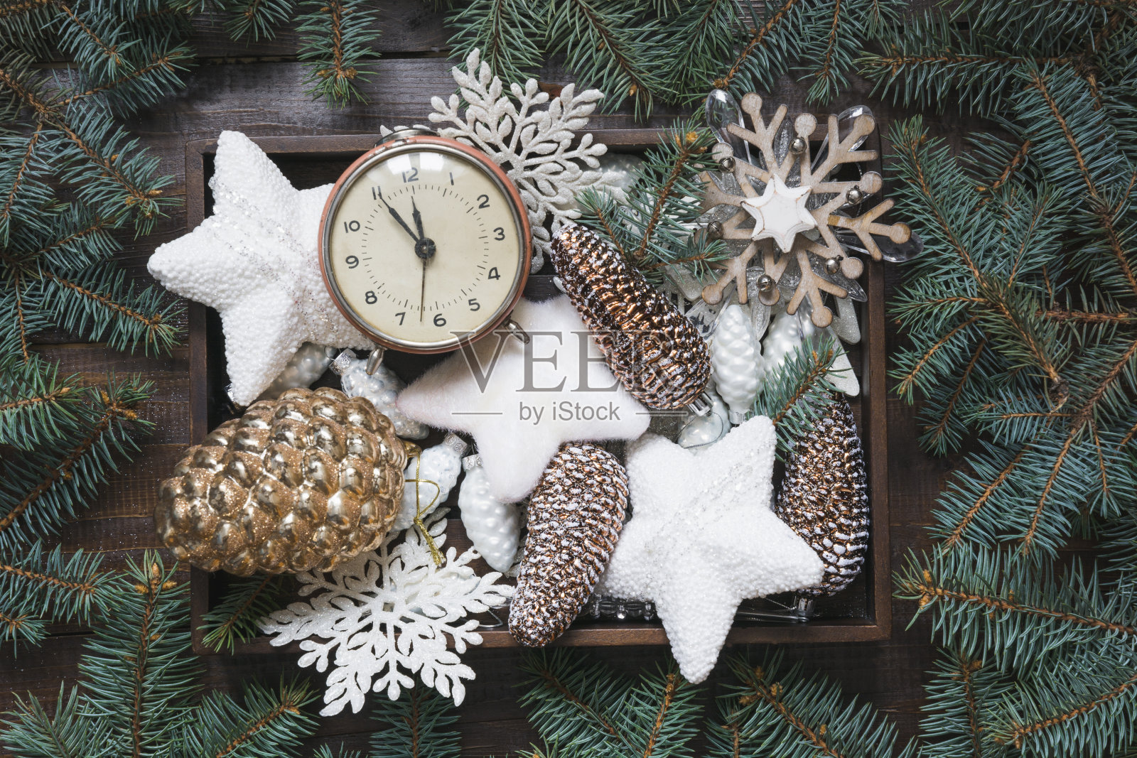 装满圣诞白色木制装饰品的板条箱装饰在木板上。从以上观点。节日卡片。圣诞节。照片摄影图片