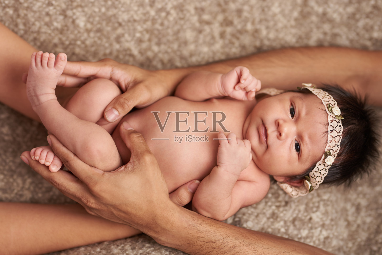 父母拥抱小宝宝照片摄影图片