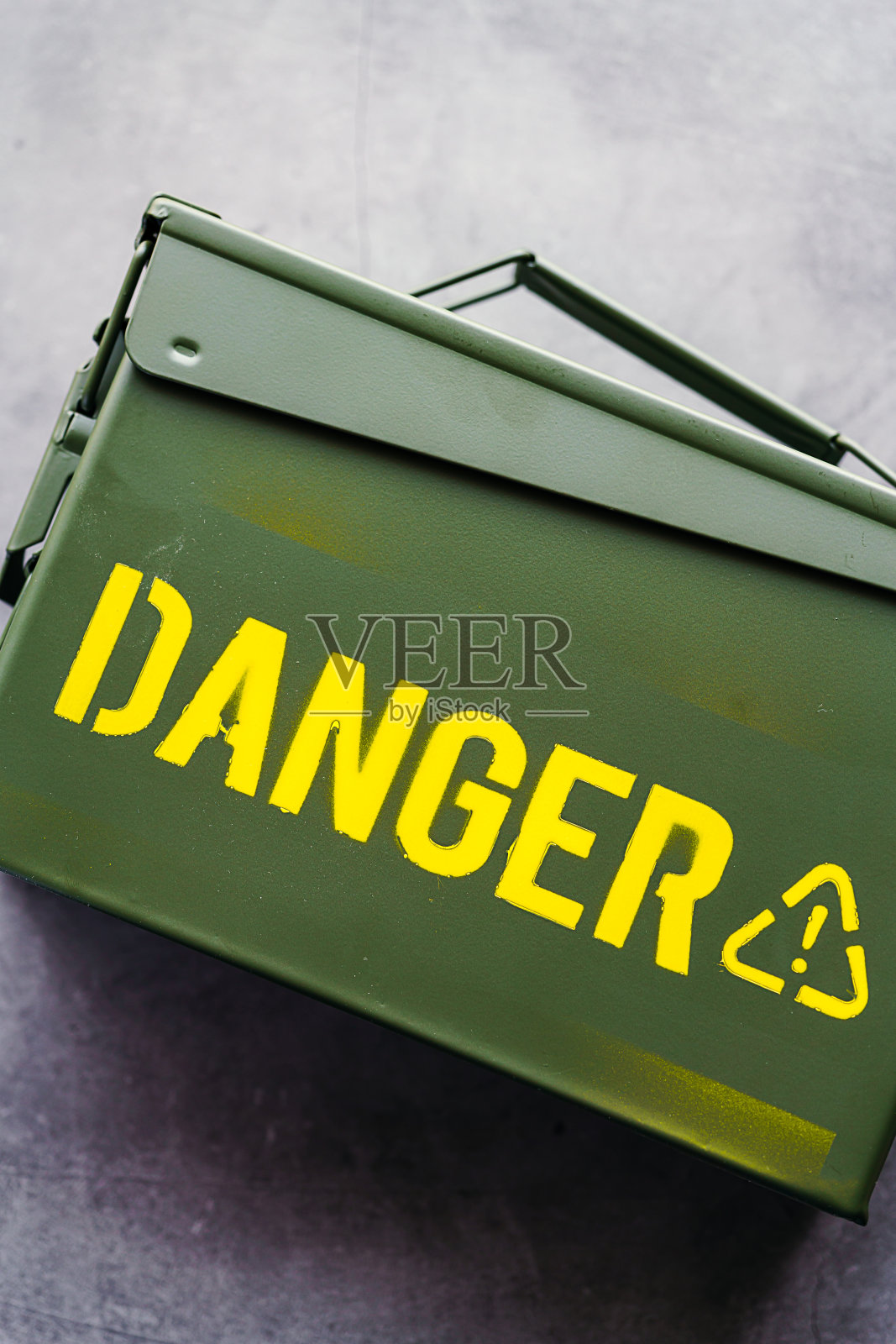 绿色弹药箱孤立在黑暗的背景上照片摄影图片