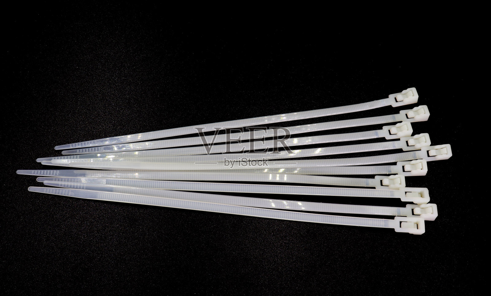 白色尼龙扎带隔离在黑色背景上高分辨率图库。照片摄影图片