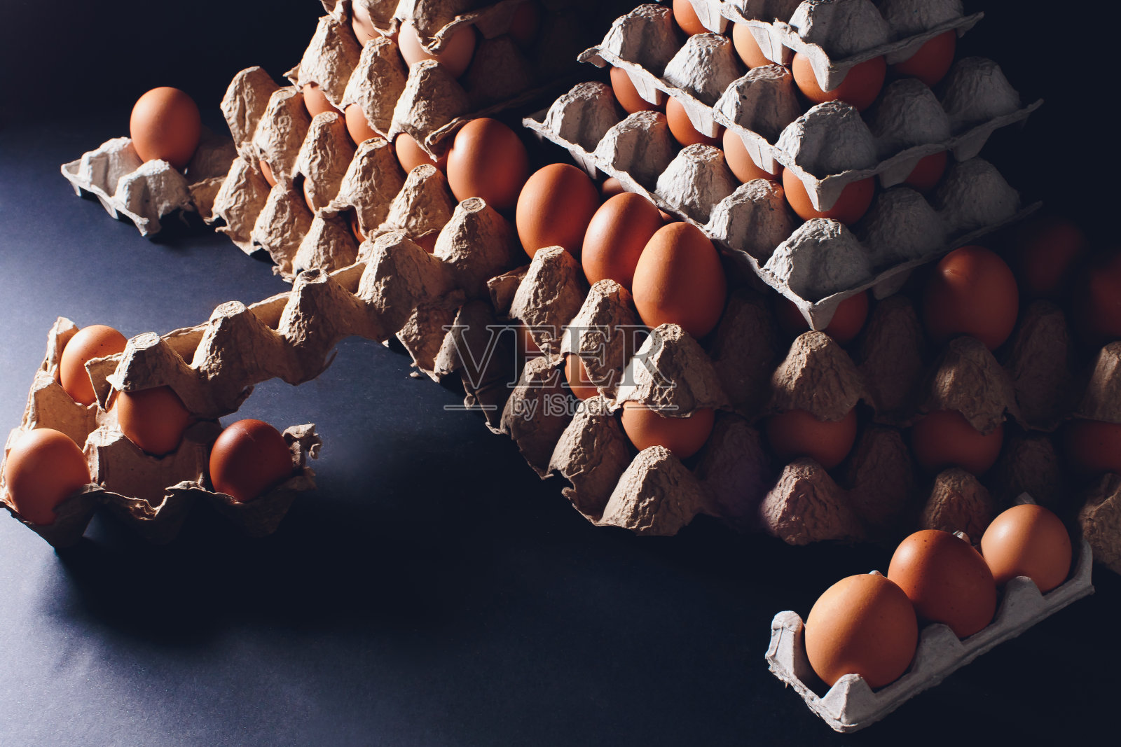 棕色的鸡蛋纸托盘容器纸城堡。照片摄影图片