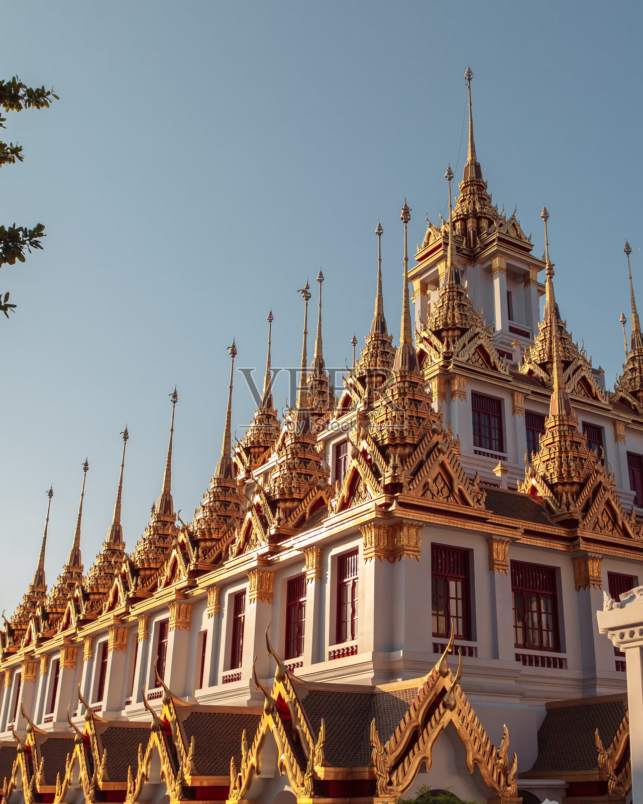 Loha Prasat，位于Ratchanatdaram Wat的黄金和铁修道院，曼谷，泰国照片摄影图片