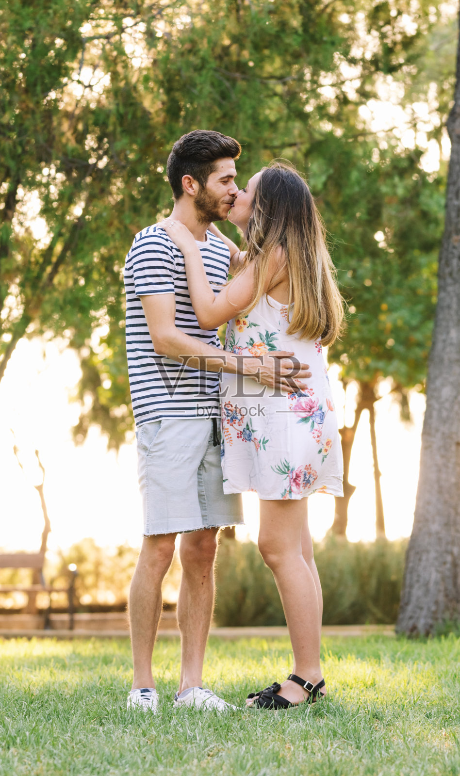 公园里的孕妇夫妇照片摄影图片