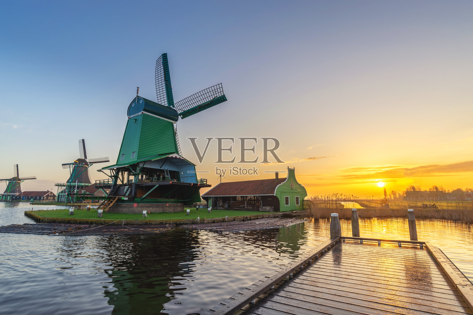 荷兰阿姆斯特丹，在Zaanse Schans村的荷兰风车的日出景观照片摄影图片