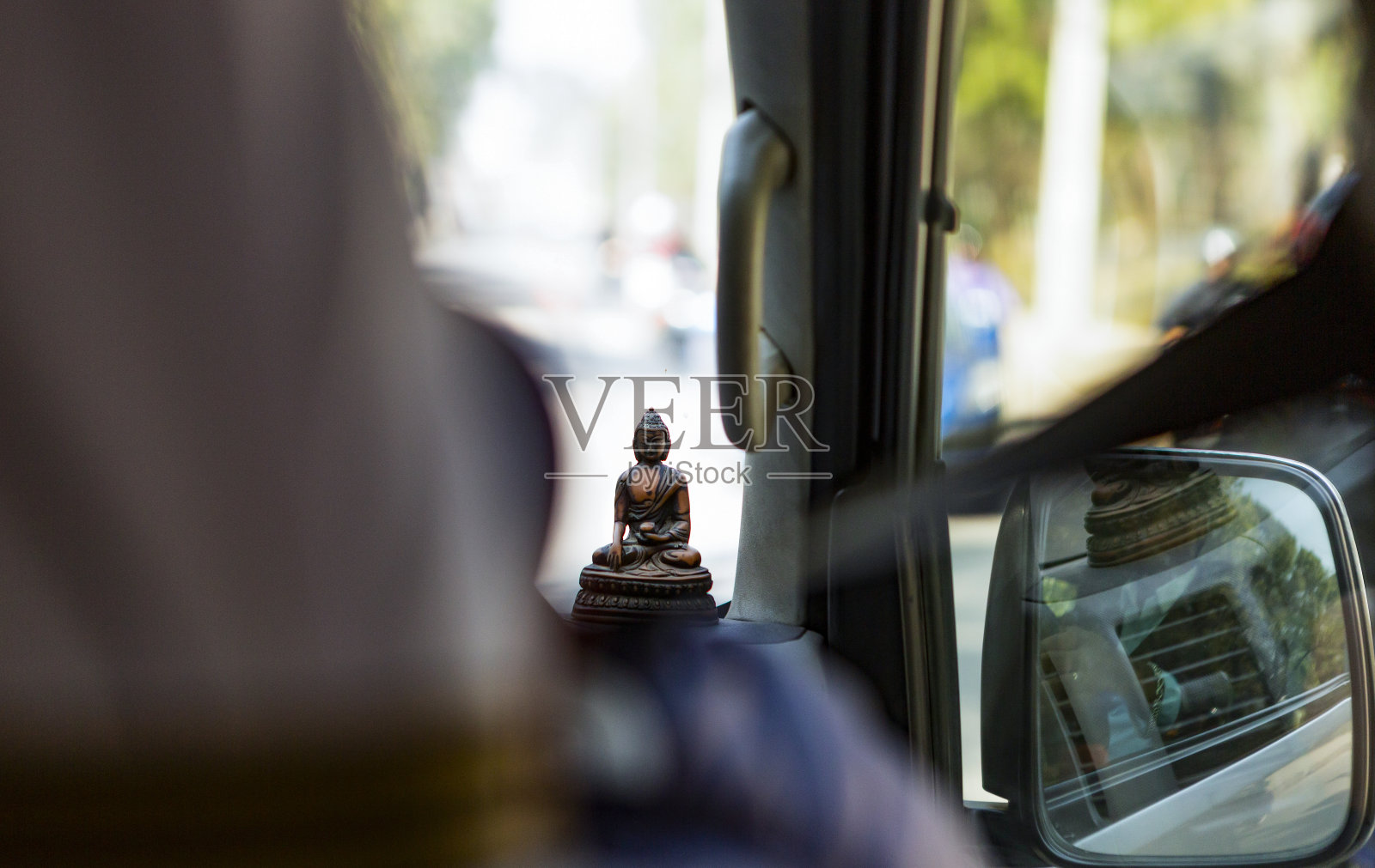 佛像在汽车里照片摄影图片