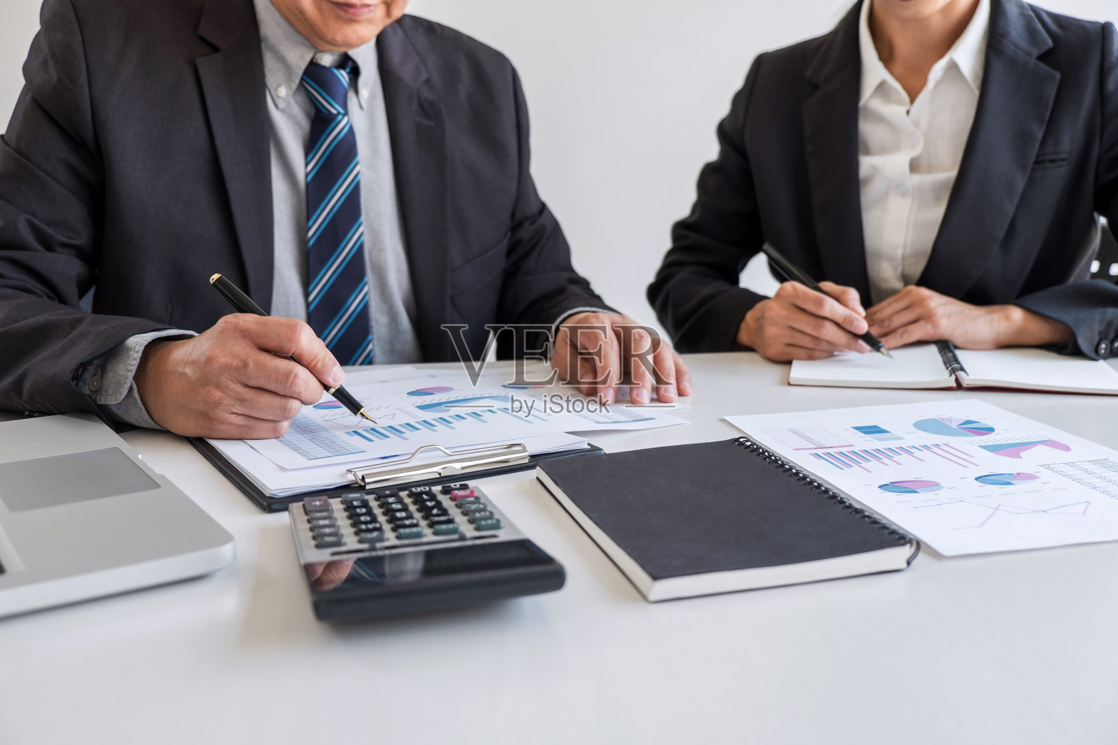 业务团队合作伙伴会议工作和谈判分析与财务数据和市场增长报告图表展示在团队中，会议谈话头脑风暴沟通概念照片摄影图片