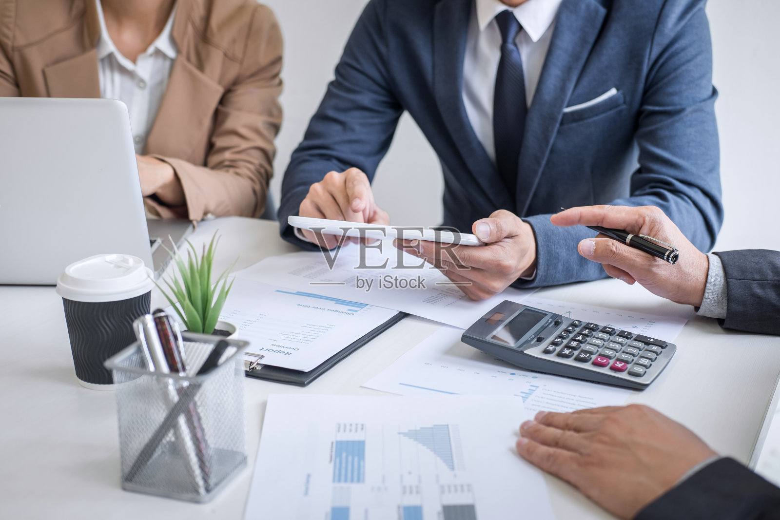 商务团队会议主持，秘书在会议讨论中向专业投资者汇报新的财务项目方案照片摄影图片