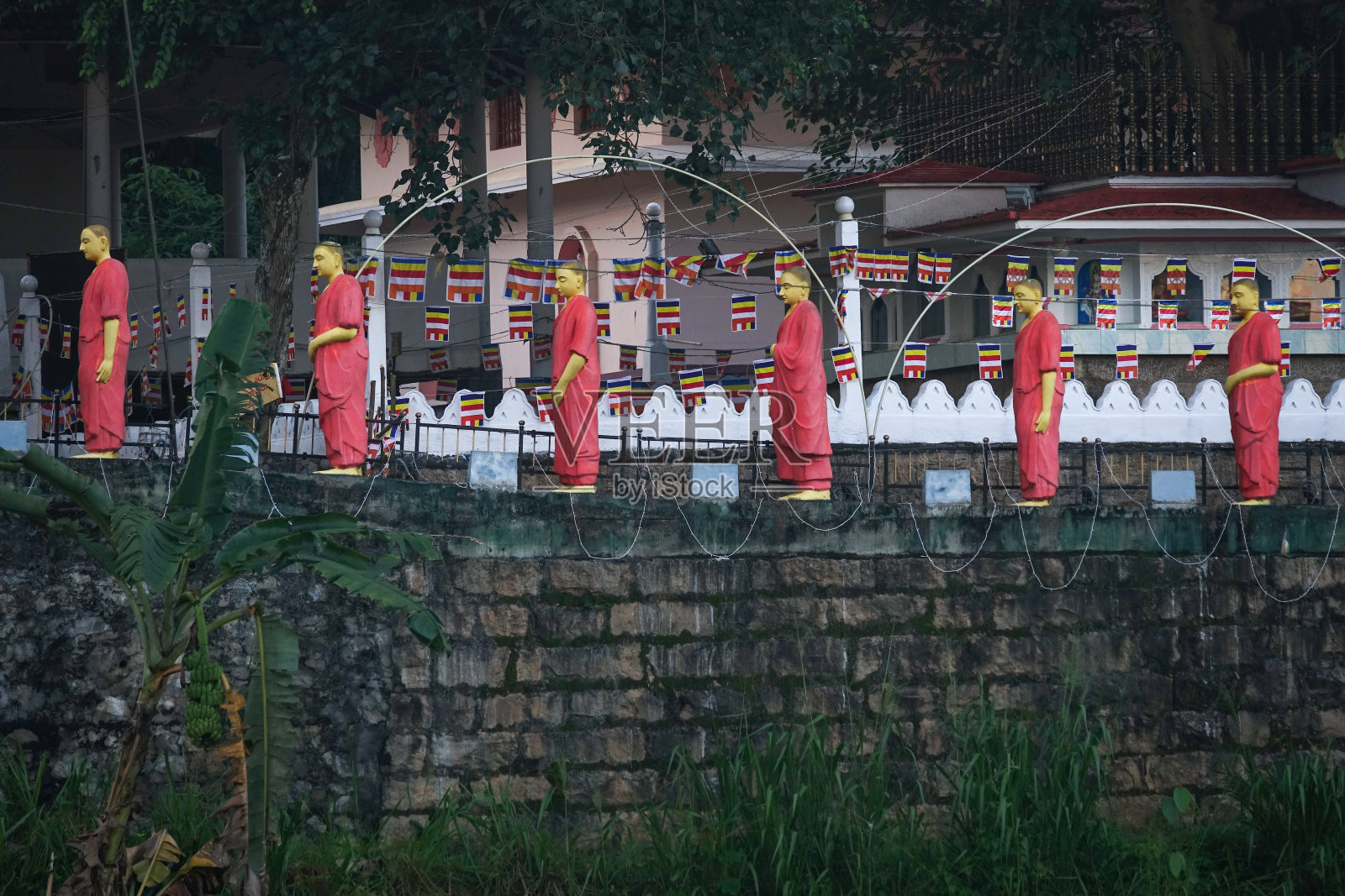 在斯里兰卡的一座寺庙里，僧侣们的雕像排成一排照片摄影图片