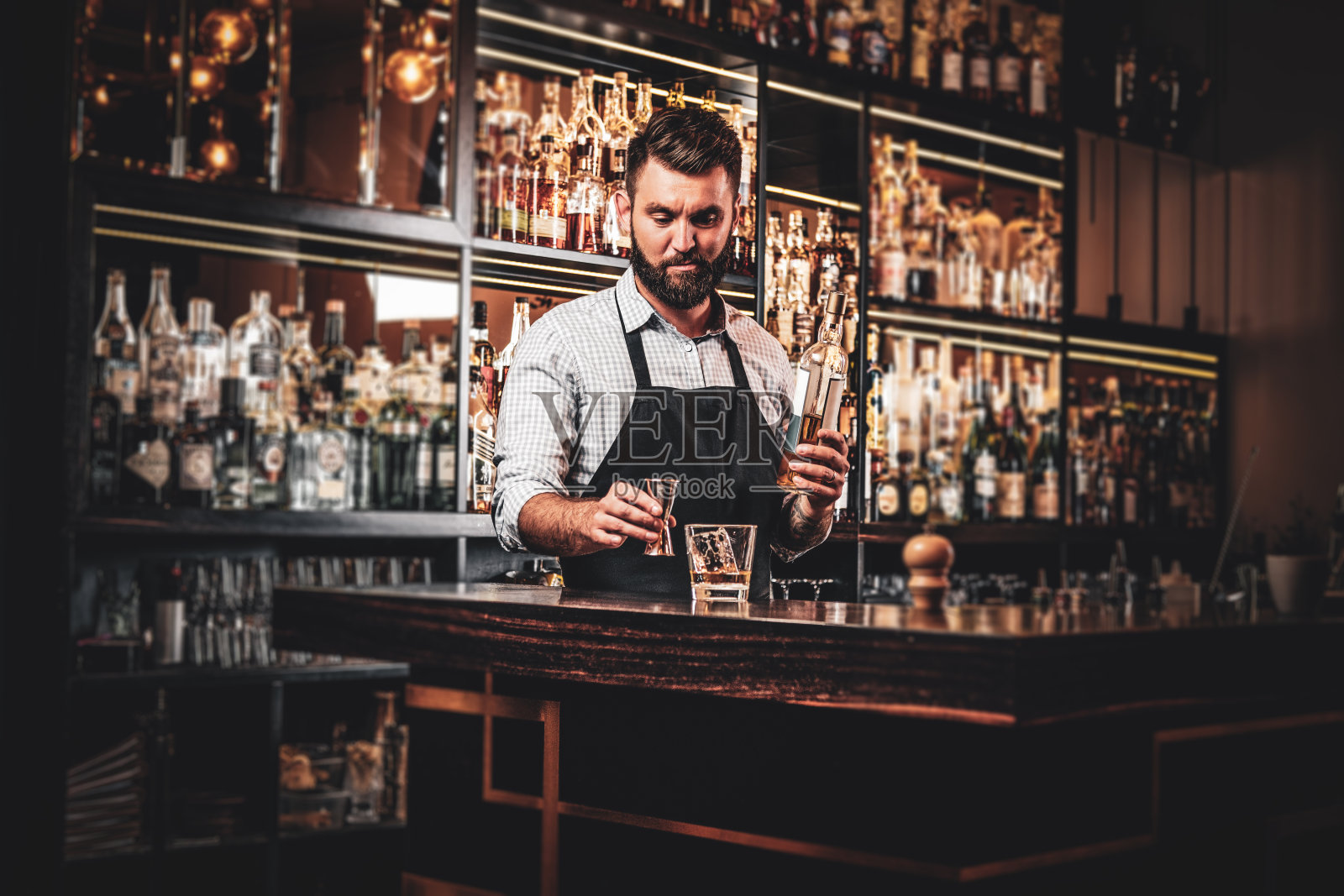 迷人的酒保正在准备饮料照片摄影图片