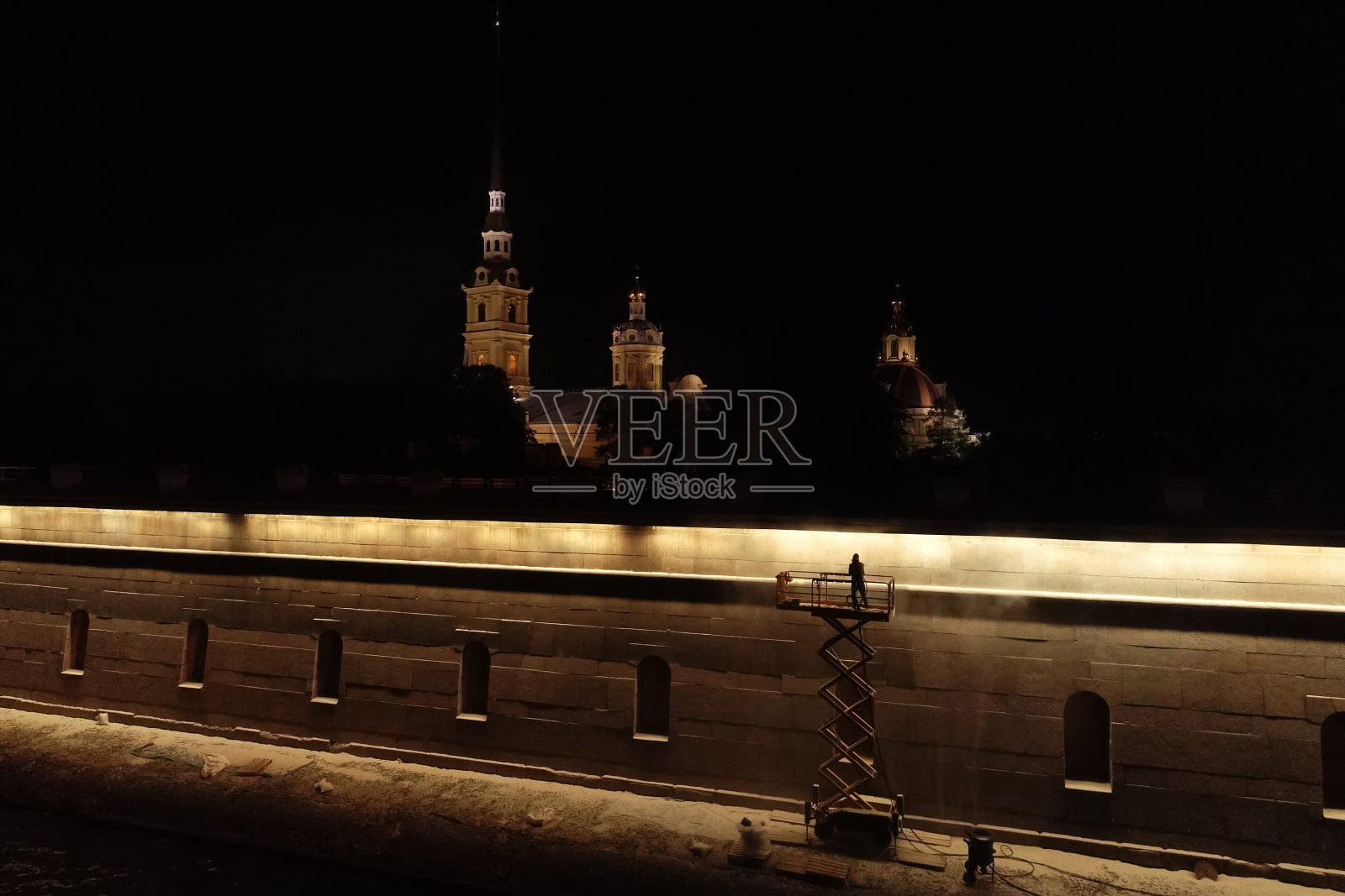 工人用喷枪在墙上喷漆照片摄影图片