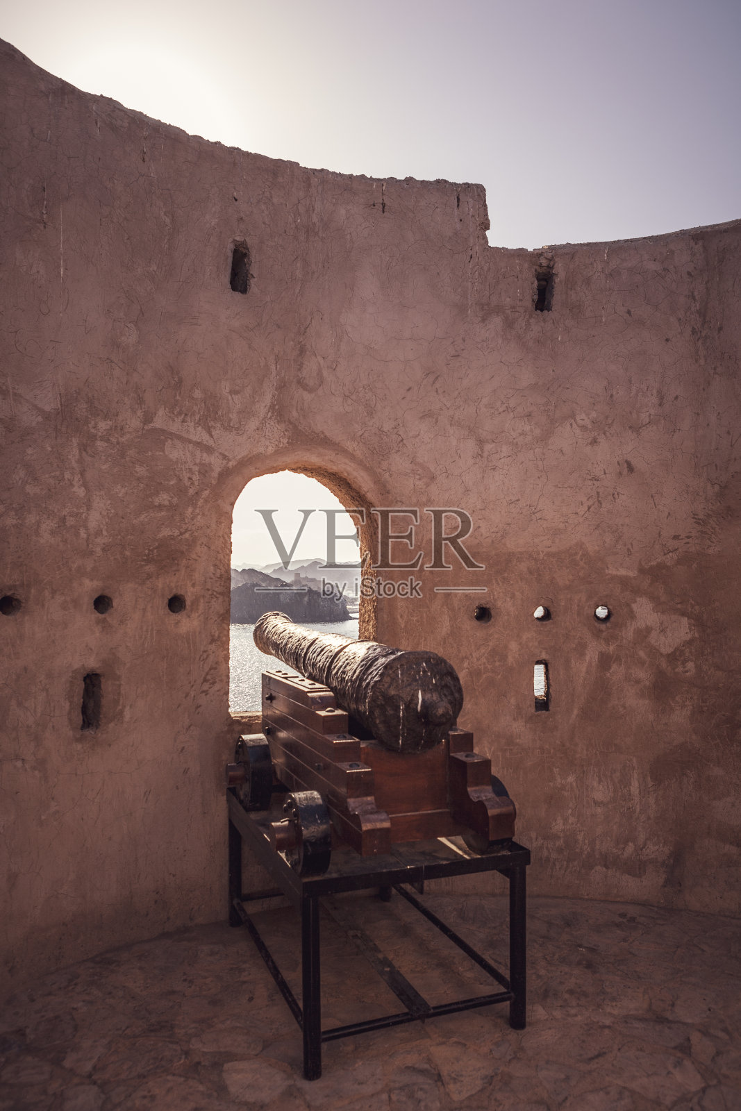 阿曼马斯喀特穆特拉老瞭望塔附近的火炮照片摄影图片