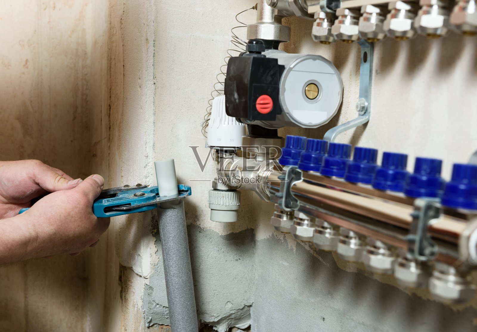 安装家庭供暖系统。照片摄影图片