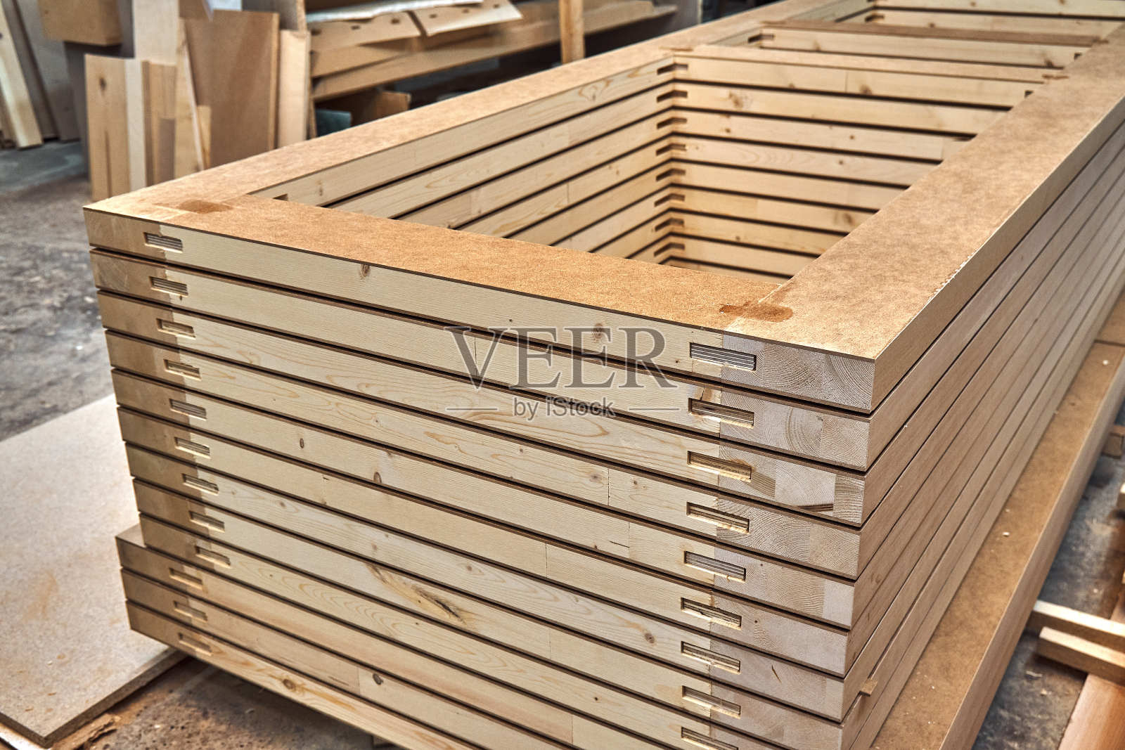 细木工。木门制造工艺。树叶堆积门。家具制造。照片摄影图片