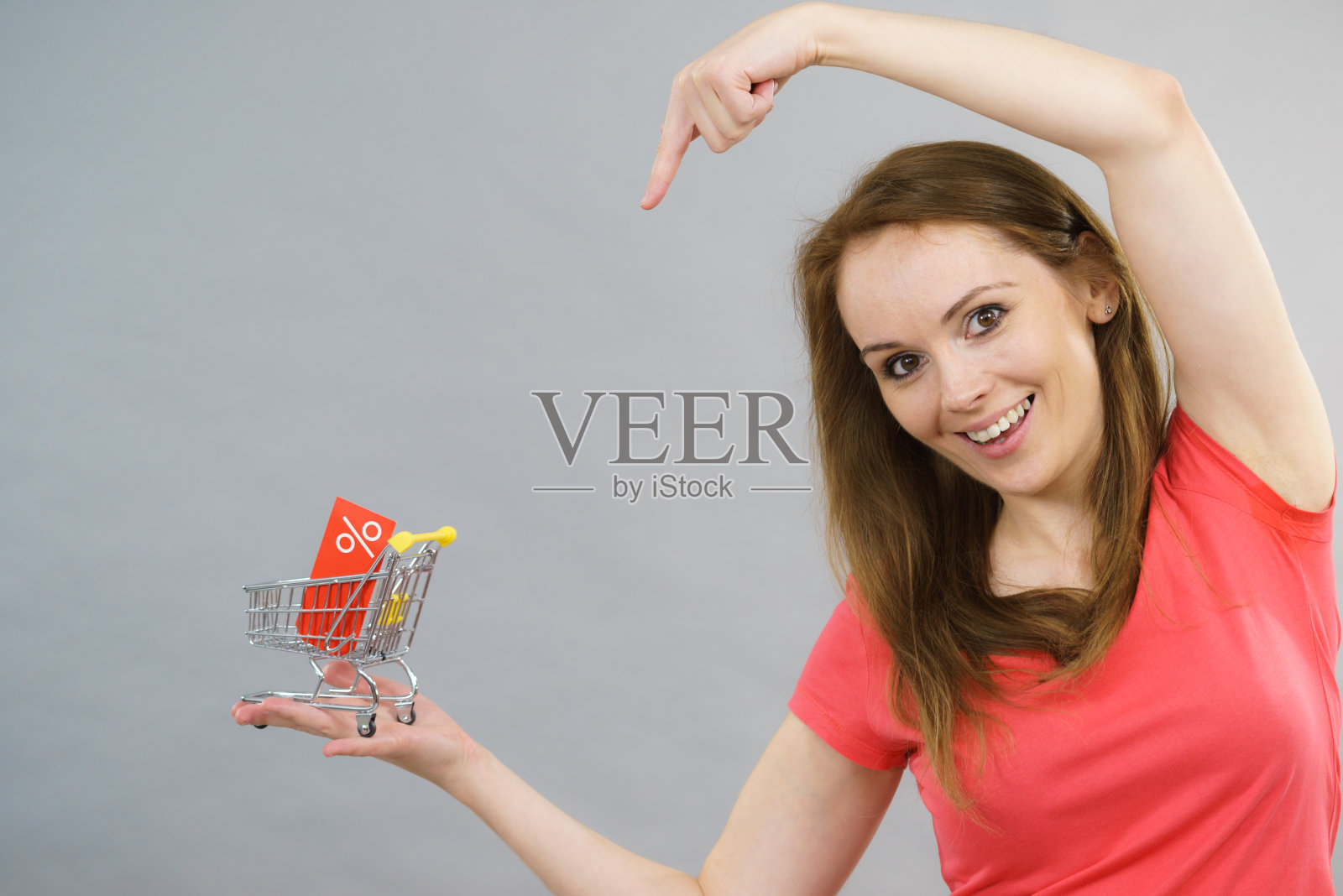 推着购物车和带着促销标签的女人照片摄影图片