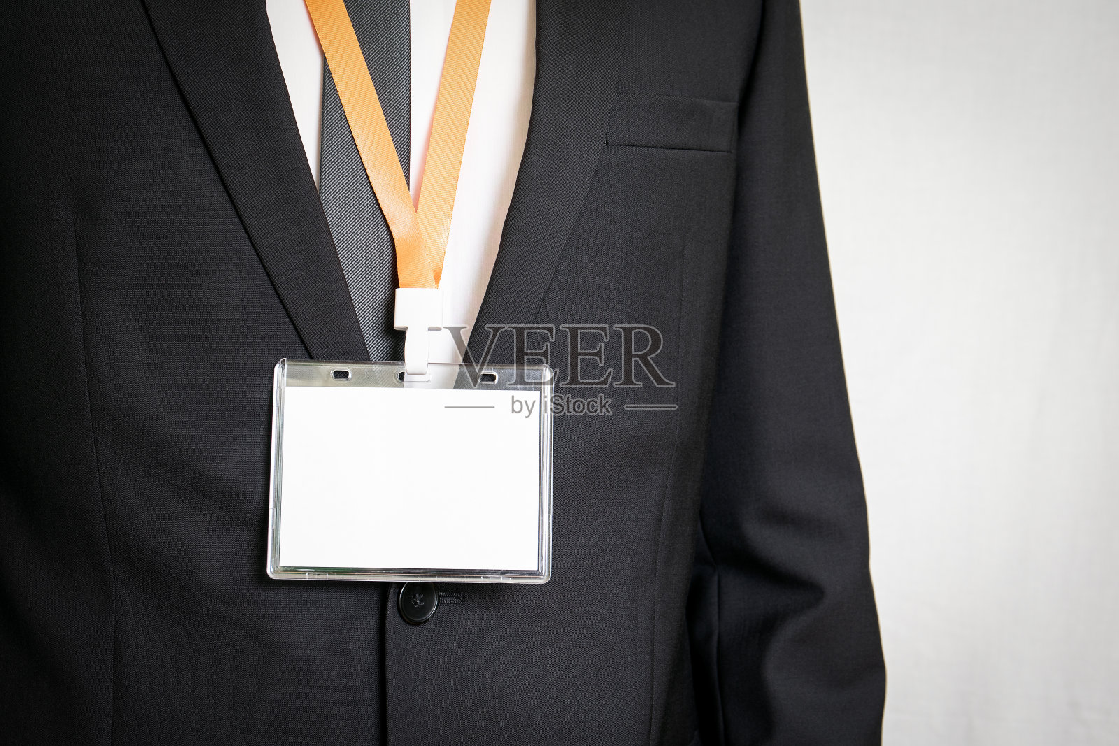 商人显示一个白色空员工身份模型与橙色挂绳照片摄影图片