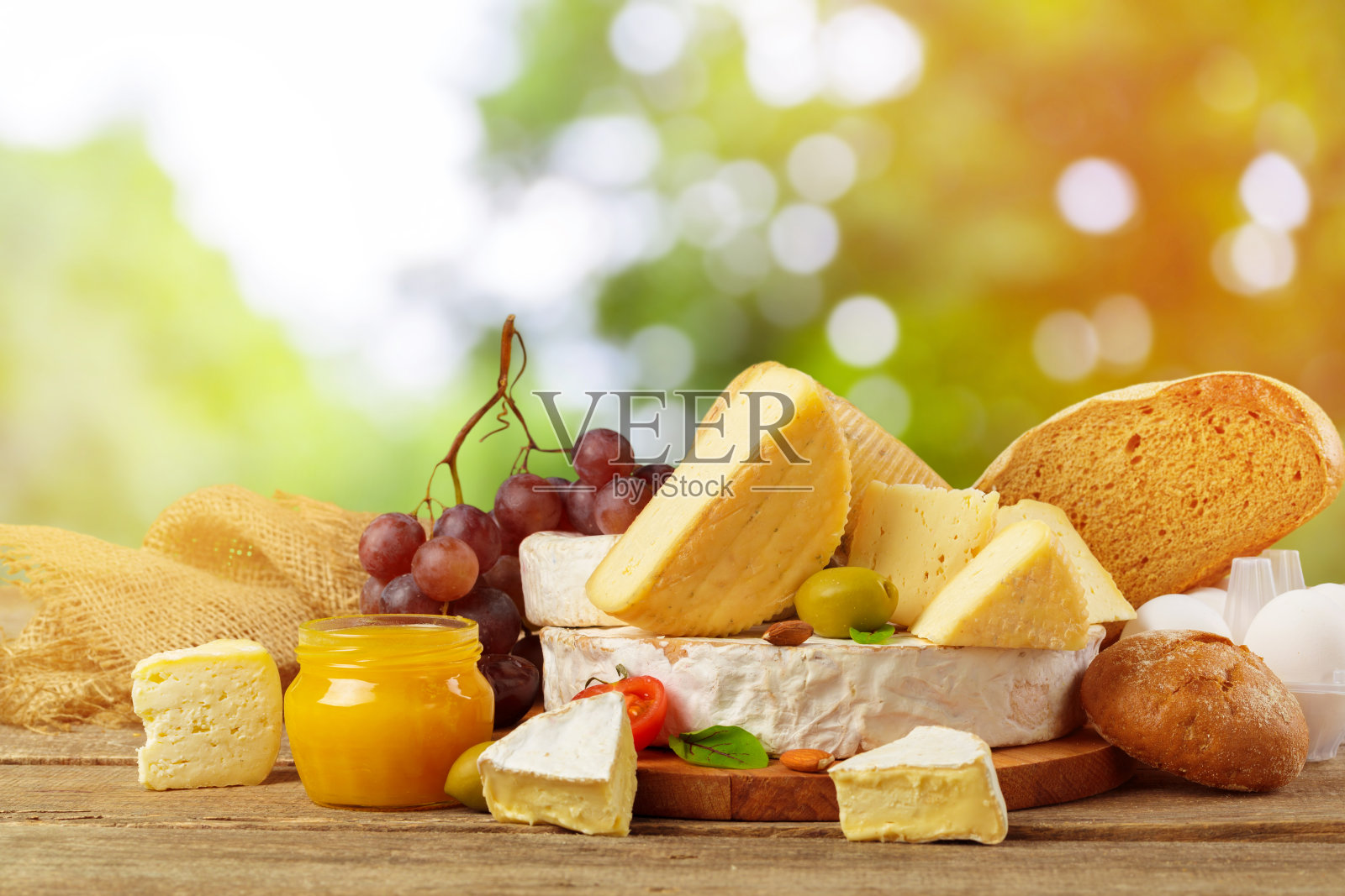 各种乳酪类型组成在木板上照片摄影图片