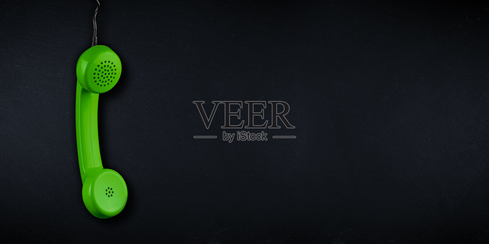 绿色老式复古电话接收器与黑色电话线，黑色石板黑板背景与拷贝空间。业务通信支持服务问题和解决方案的概念照片摄影图片