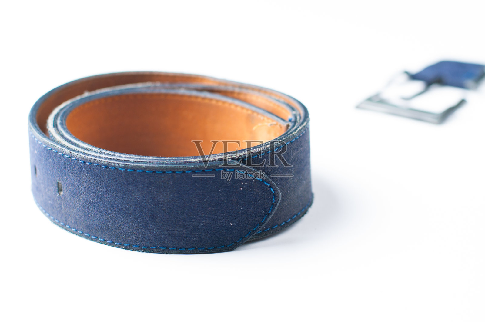 破碎的蓝色裤带孤立的白色背景。副本的空间。照片摄影图片