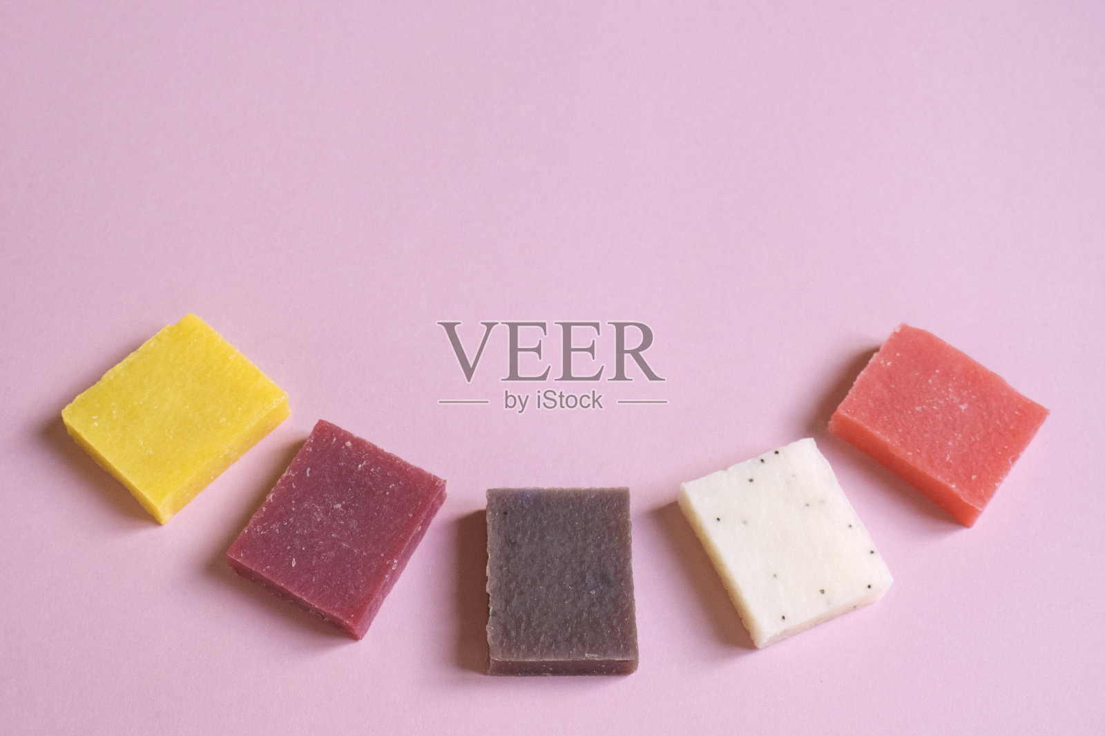 多色的天然手工有机肥皂上的粉红色与文字的地方。卫生、医学、保健理念照片摄影图片