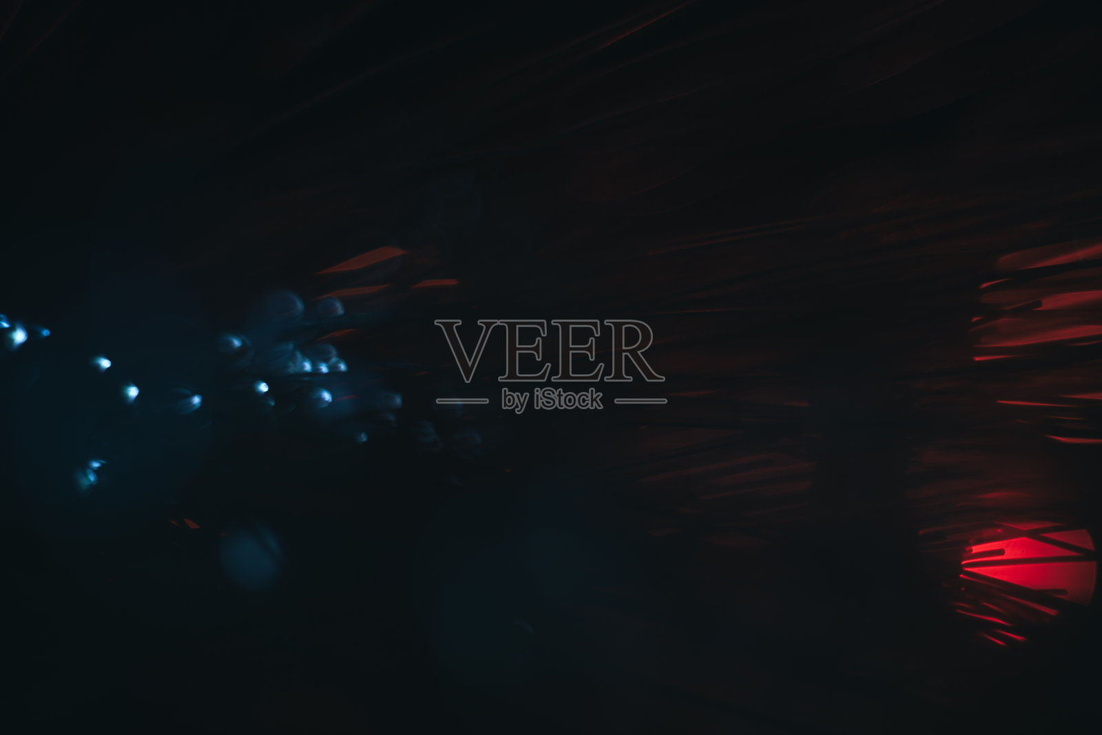 美丽的抽象光纤网络电缆在红色辉光的背景。照片摄影图片