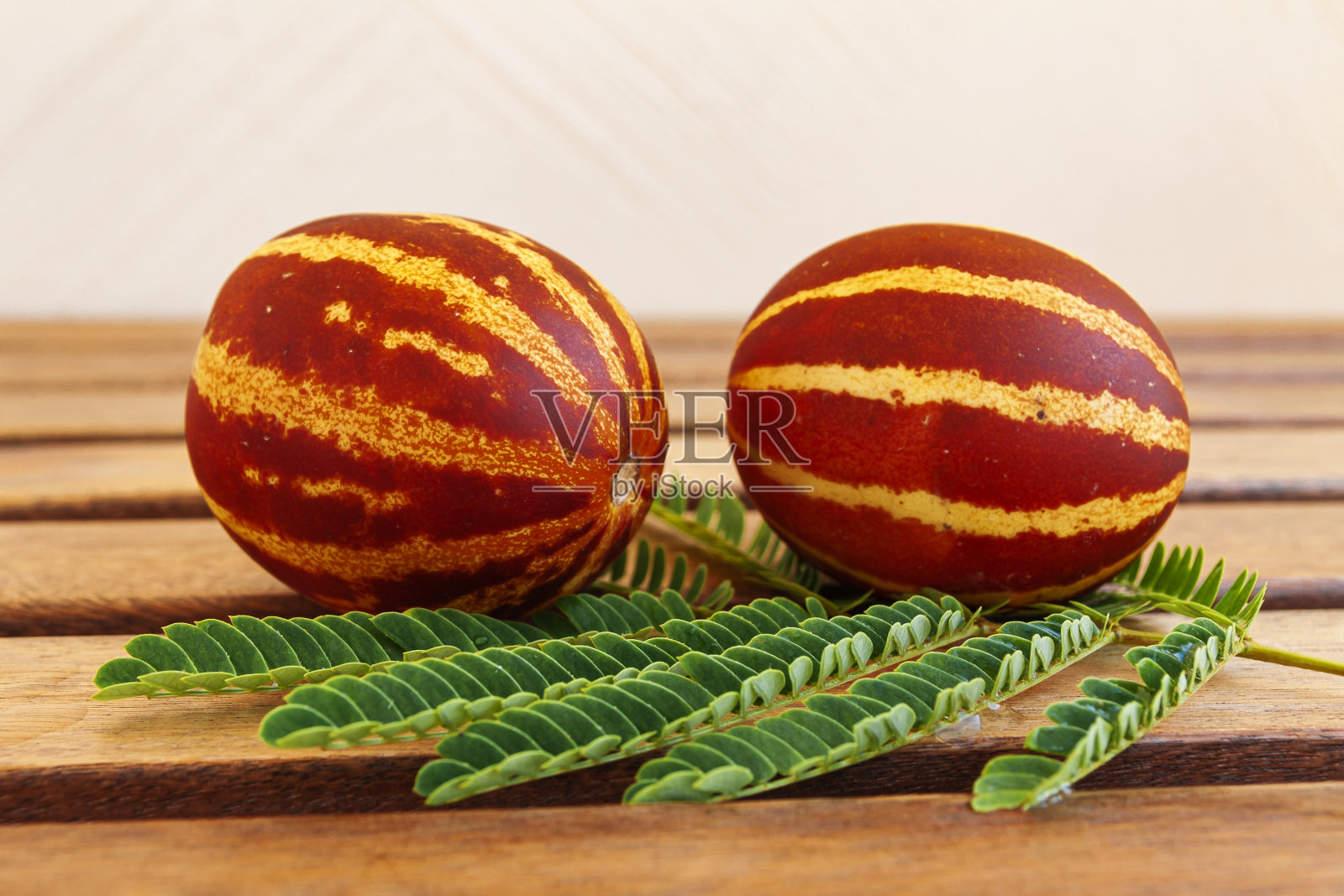 木板上放着西瓜和南瓜。照片摄影图片