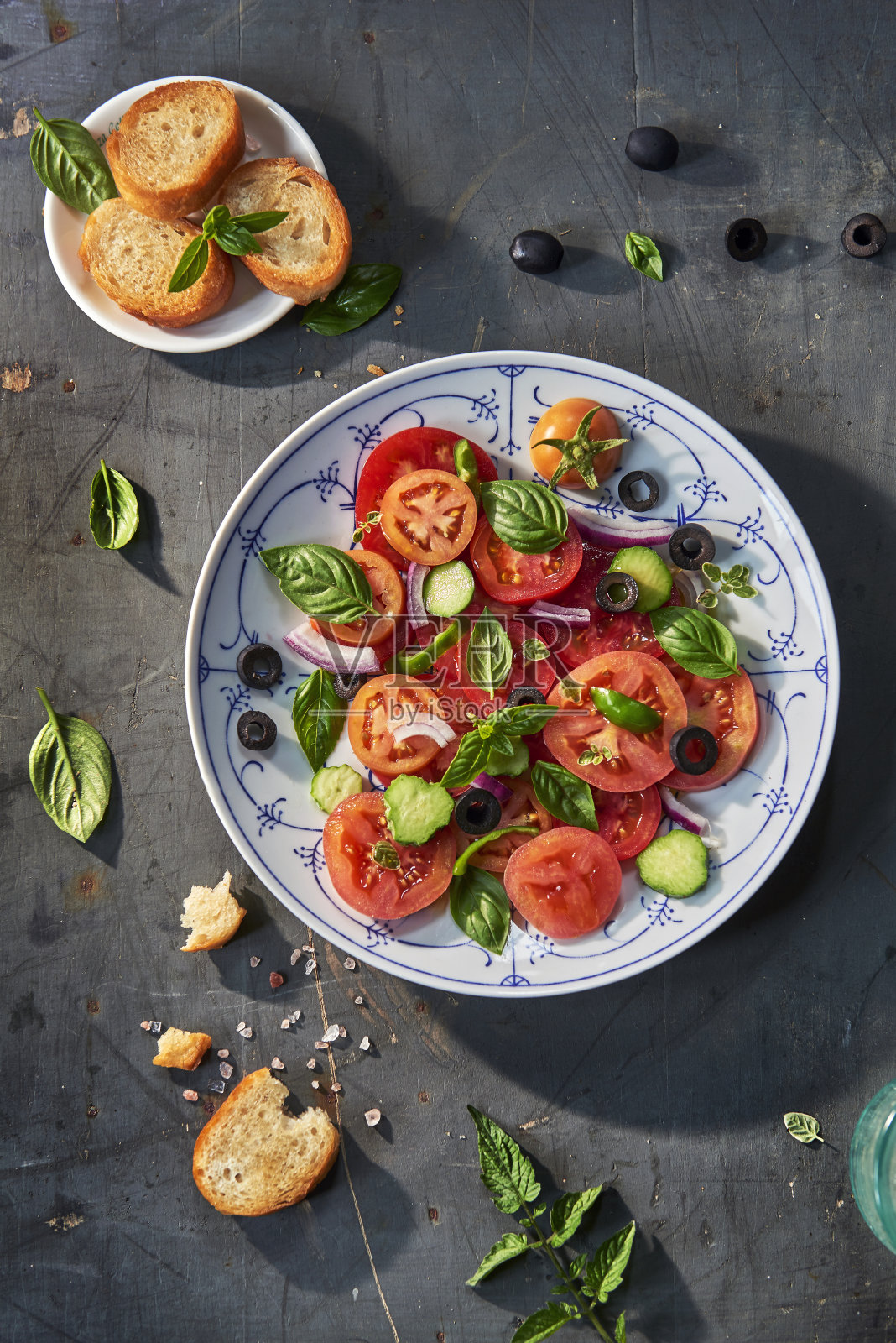 用西红柿、黄瓜、青椒、橄榄、洋葱拌成的沙拉照片摄影图片