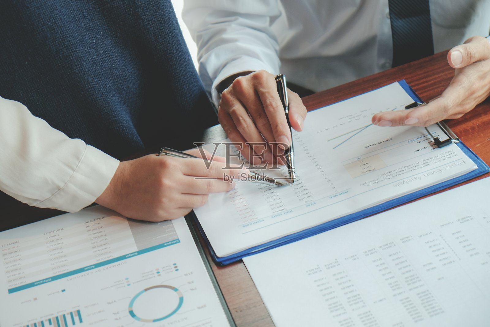 商人分析投资图表和按计算器按钮的文件。会计的概念。照片摄影图片