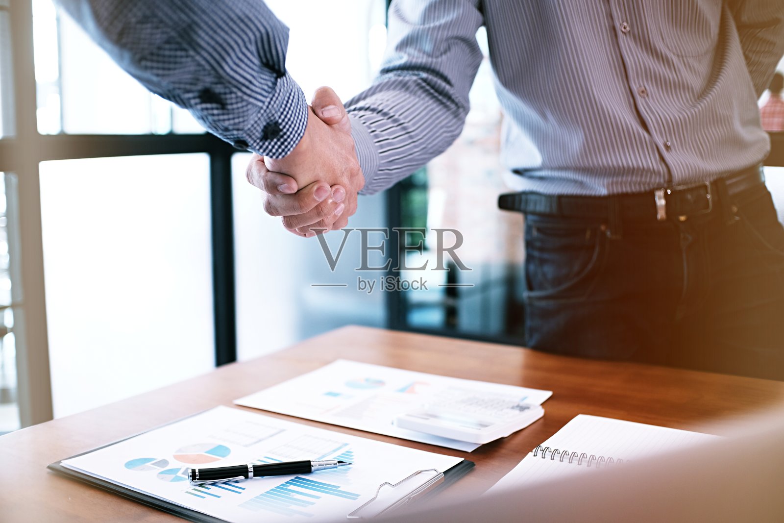 形象的商人握手。商业伙伴会议概念。照片摄影图片