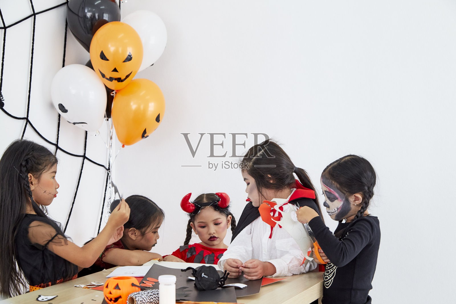一群孩子在万圣节派对上有一个有趣的恶作剧或款待照片摄影图片