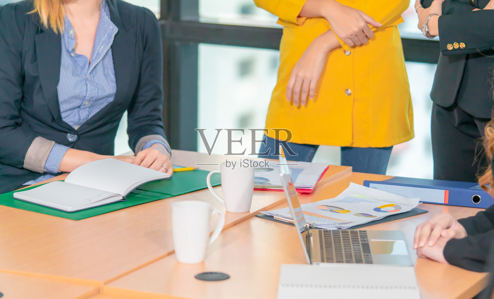 商务会议桌上的文件和文件照片摄影图片