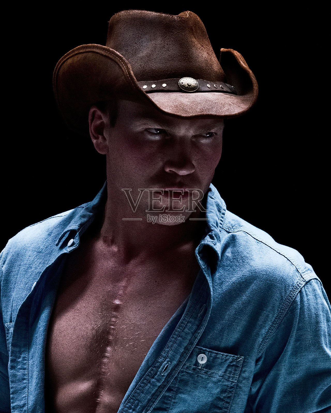 牛仔摆出性感的姿势照片摄影图片