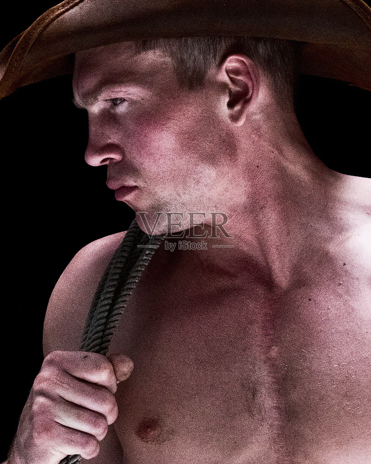 有吸引力的男性牛仔谁是赤膊和持有套索照片摄影图片