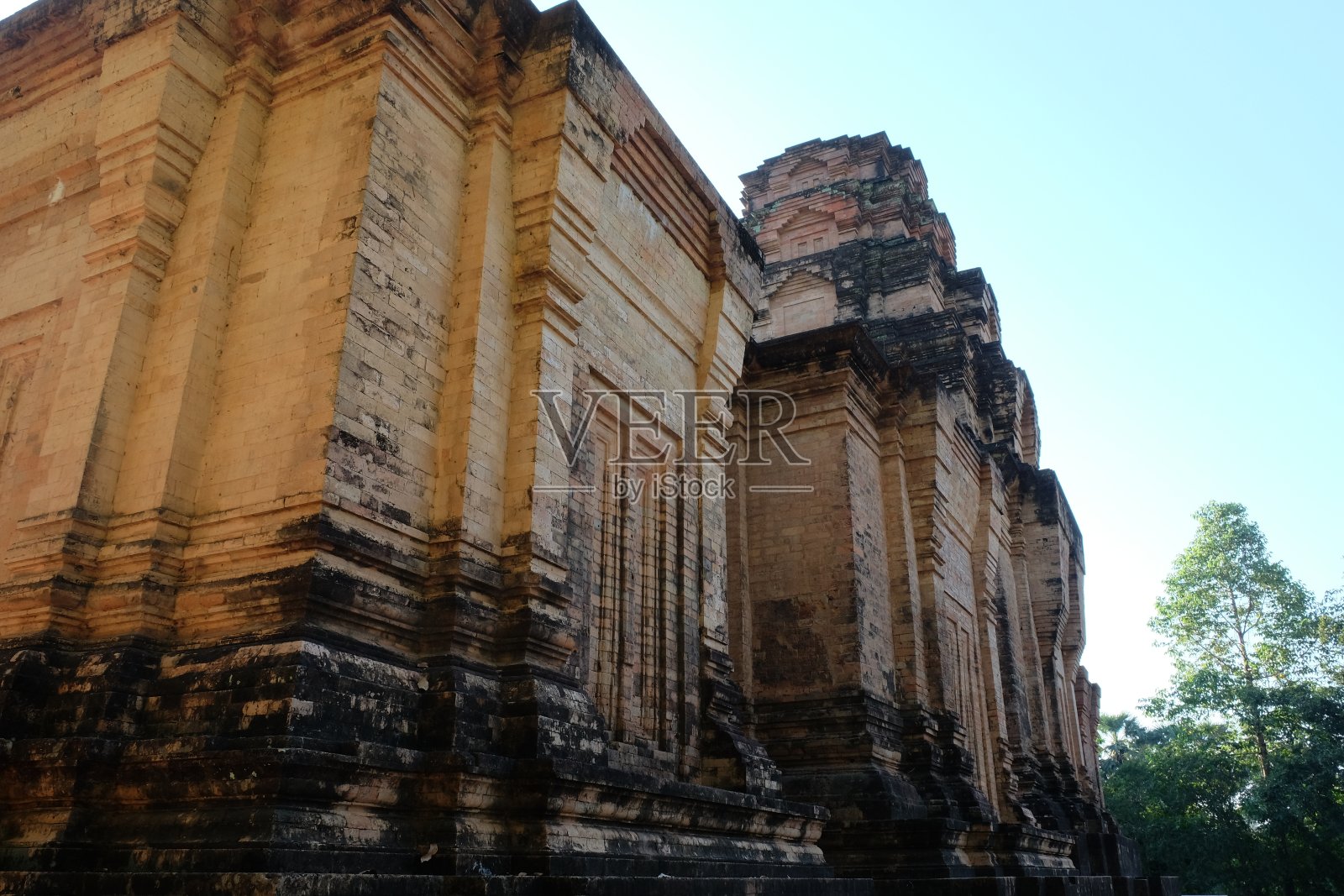 中世纪印度教寺庙的碎片。印度支那的一座古庙。照片摄影图片