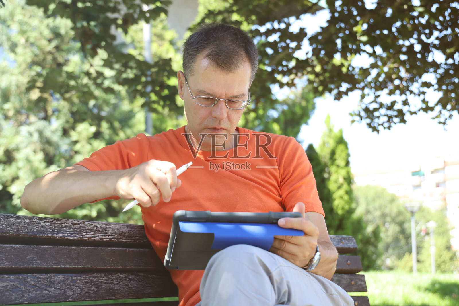 一个用平板电脑的成熟男人照片摄影图片