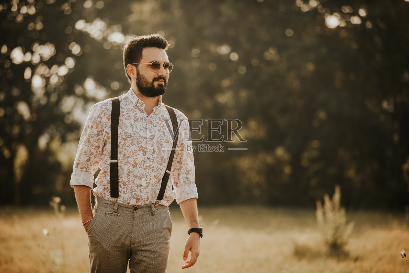 戴太阳镜的快乐商人照片摄影图片