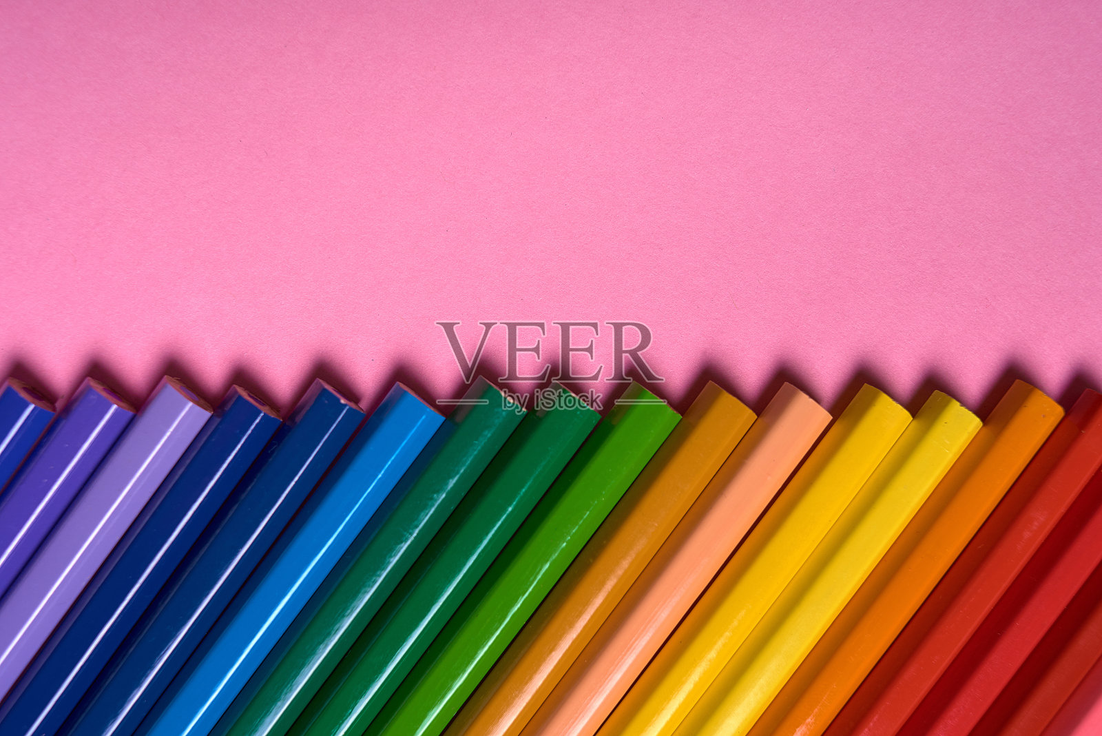 粉彩背景上的彩色铅笔，特写。一套彩色铅笔，复制空间。蜡笔。俯视图，平放。回到学校，大学的概念。抽象的背景照片摄影图片