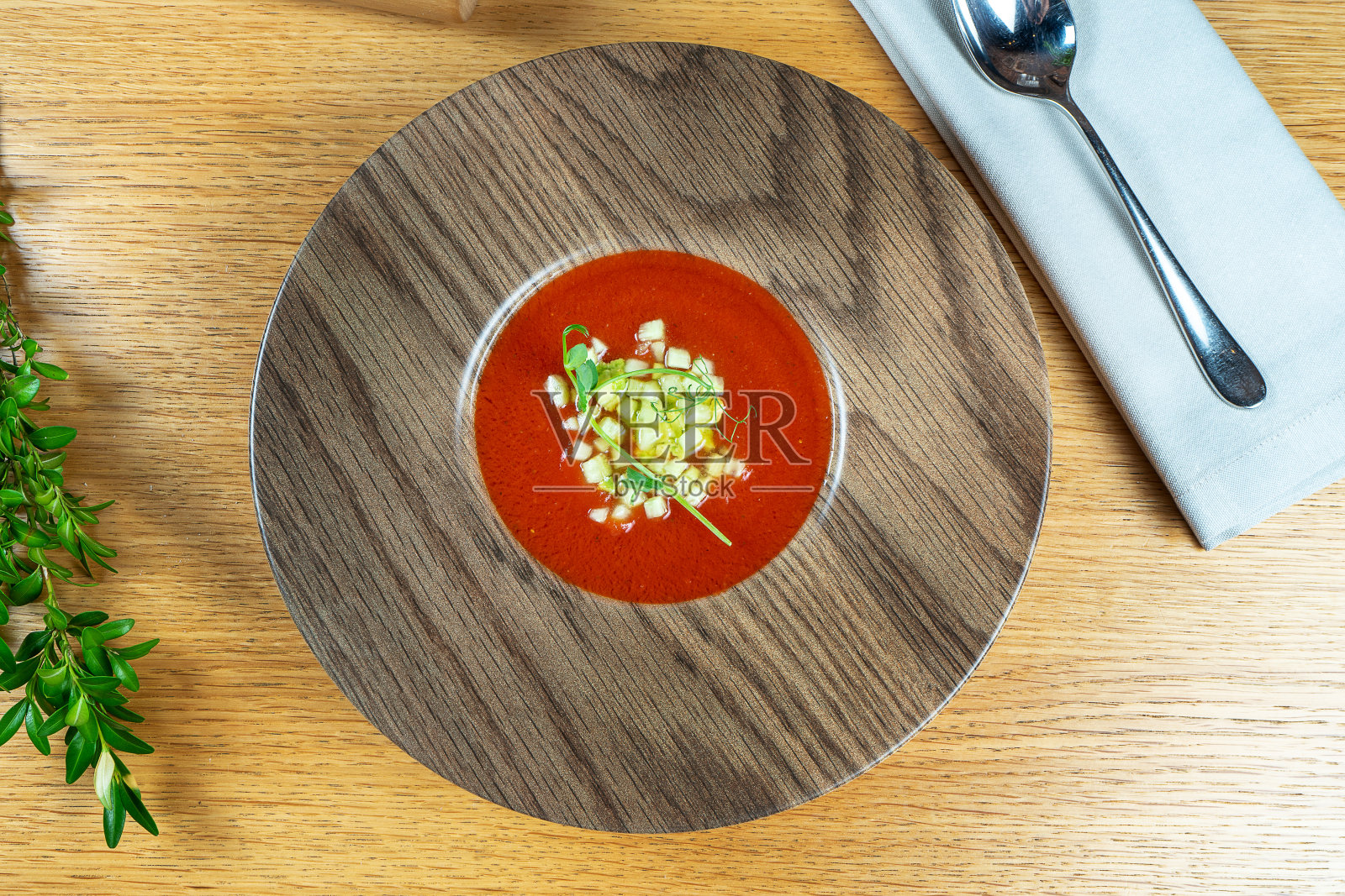 俯视图传统西班牙凉菜汤。红色冷西班牙汤在木碗上木制背景。地中海式饮食。可以吃了。番茄汤。食物吃午饭照片摄影图片