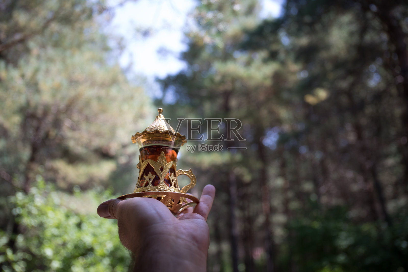 森林里的东方红茶。东方茶的概念。Armudu传统杯。绿色的自然背景。照片摄影图片