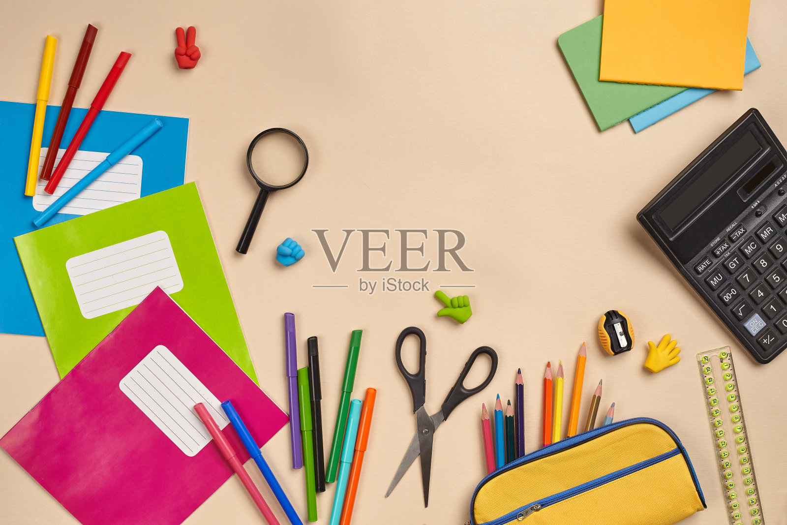 平铺的办公桌照片与学校配件或办公用品在粉红色的背景照片摄影图片