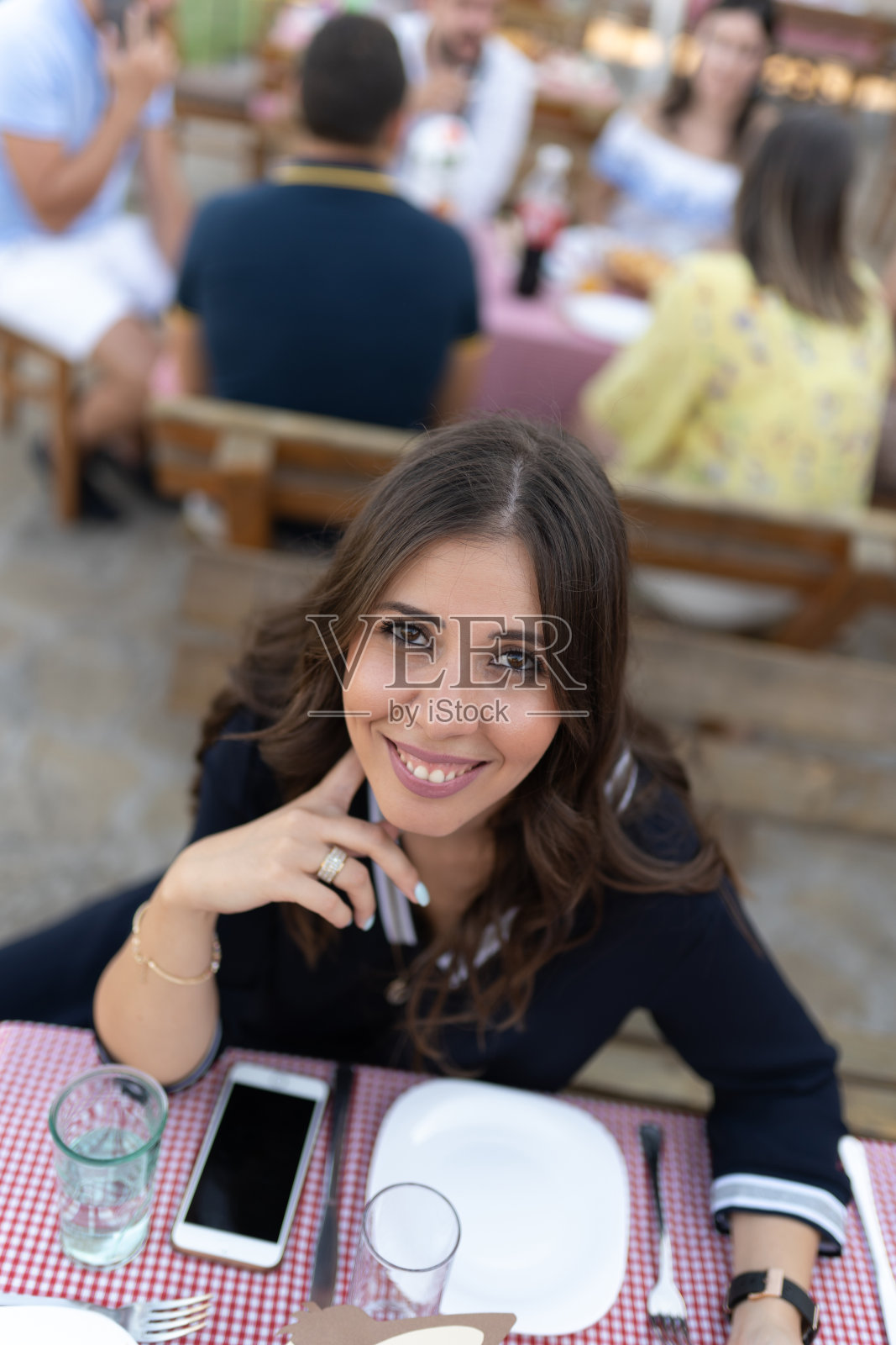 年轻女子坐在餐馆里照片摄影图片